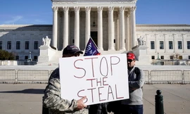 Những người ủng hộ ông Trump biểu tình bên ngoài tòa Tối cao. Ảnh: Reuters