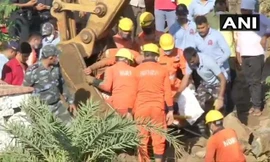 Lực lượng cứu hộ tại hiện trường. Ảnh: ANI