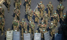 Binh sĩ Myanmar ở Yangon. Ảnh: Reuters