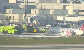 Mỹ: Máy bay trượt khỏi đường băng, va trúng tháp liên lạc rồi bốc cháy