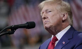 Ông Trump than thở đặc vụ FBI đi cả giày vào phòng ngủ ở Mar-a-Lago