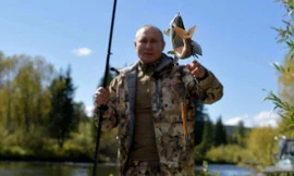 Ông Putin đi câu cá ở Siberia. Ảnh: Reuters