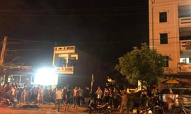 Nhiều người dân đã tới hiện trường để hỗ trợ đưa các em học sinh ra khỏi xe.