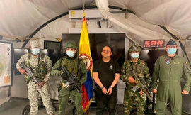 Dairo Antonio Usuga (còn gọi là Otoniel, mặc áo đen) khi bị bắt. Ảnh: Reuters 