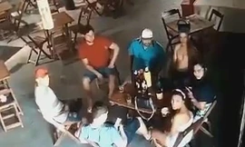 Brazil: Vợ cuồng ghen, đột kích quán bar nã súng điên cuồng vào bạn nhậu của chồng