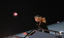 Phu nhân ông Biden đóng giả làm tiếp viên hàng không trong ngày Cá tháng Tư