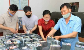 Công nhân Triều Tiên gấp rút in truyền đơn. Ảnh: Rodong Sinmun