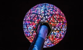 Quả cầu pha lê sẽ được thả rơi trước những con phố vắng vẻ tại Quảng trường Thời đại, thay vì hàng chục nghìn người như mọi năm. Ảnh: AP