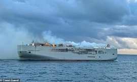 Con tàu chở gần 3.000 xe hơi chìm trong 'biển' lửa, nghi do cháy xe điện