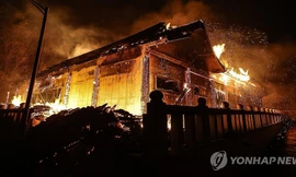 Cháy rừng nghiêm trọng ở Hàn Quốc: Ngôi chùa nghìn năm tuổi bị thiêu rụi, các trại giam sơ tán hơn 3.500 tù nhân