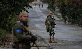 Ukraine nói phát hiện ngôi mộ tập thể ở thành phố Izyum