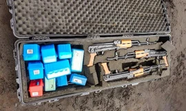 Ấn Độ: Thuyền chở súng AK-47 và đạn dược dạt vào bờ