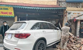 Xe Mecerdes đâm đổ tường ngôi nhà cổ trên phố Hàng Bạc