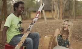 Anh chàng nổi tiếng với tài chơi đàn ghi-ta tự chế từ chai thủy tinh