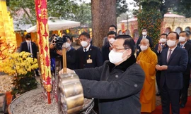 Hình ảnh Chủ tịch Quốc hội dâng hương tại Hoàng thành Thăng Long