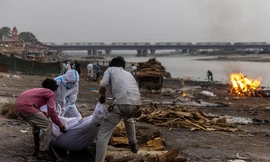 Thi thể bệnh nhân COVID-19 được hỏa táng bên bờ sông ở Ấn Độ. Ảnh: Reuters