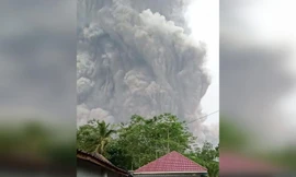 Cột tro bụi cao 15.000m từ núi lửa Semeru. Ảnh chụp màn hình