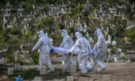 Từ ngày 1/5 đến ngày 28/5, Malaysia đã ghi nhận hơn 1.000 ca tử vong mới vì COVID-19. Ảnh: EPA-EFE