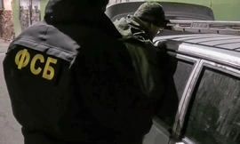 Nhân viên Cơ quan An ninh Liên bang Nga (FSB) bắt giữ một nghi phạm. Ảnh: Tass
