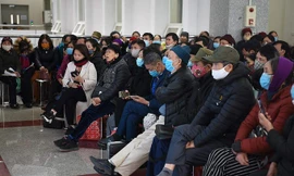 Hơn 500 bị hại ngồi kín khu vực ngoài phòng xử án, theo dõi phiên toà qua màn hình điện tử trong ngày khai mạc phiên toà. Ảnh: Thanh Vân