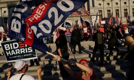 Người ủng hộ ông Biden đối đầu với người ủng hộ ông Trump ở Pennsylvania. Ảnh: Reuters