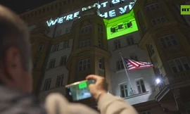 Logo hãng tin RT Nga xuất hiện trên toà nhà Đại sứ quán Mỹ