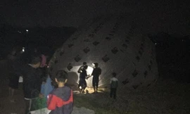 'Vật thể lạ' có nhiều hình ảnh Triển Chiêu và tiền nước ngoài