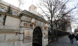 Cổng vào Đại sứ quán Nga tại Berlin (Đức). Ảnh: Reuters