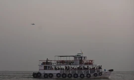 Ấn Độ: Thợ lặn, trực thăng khẩn trương tìm người sống sót sau vụ tàu hải quân đâm trúng phà chở khách