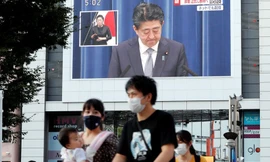 Thủ tướng Abe phát biểu từ chức chiều 28/8. Ảnh: Reuters
