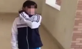 Nữ sinh ở Đông Hà bị đánh hội đồng, bắt quỳ giữa nhà văn hóa