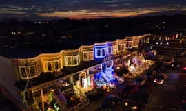 Tạm quên COVID-19, công dân toàn cầu thư thái ngắm ‘lễ hội ánh sáng’ mừng Giáng sinh