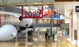 Trung Quốc nới lỏng quy định phòng COVID-19, đường phố vẫn vắng vẻ