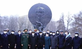 Chủ tịch nước Nguyễn Xuân Phúc cùng Đoàn đại biểu cấp cao Việt Nam chụp ảnh lưu niệm tại Tượng đài Chủ tịch Hồ Chí Minh. (Ảnh: Thống Nhất/TTXVN)