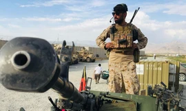 Một binh sĩ Afghanistan canh gác căn cứ Bagram sau khi quân đội Mỹ rời đi. Ảnh: AP