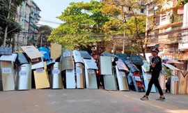 Người biểu tình dựng "lá chắn" ở Yangon ngày 6/3. Ảnh: Reuters