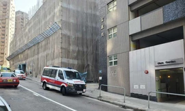 Xe cứu thương tại hiện trường. Ảnh: Standard