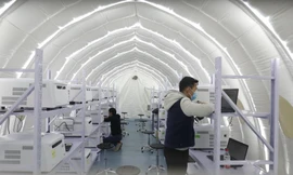 Một phòng xét nghiêm lưu động được dựng trên sân tennis ở Thạch Gia Trang (tỉnh Hà Bắc). Phòng xét nghiệm này có công suất 1 triệu mẫu/ngày. Ảnh: Global Times