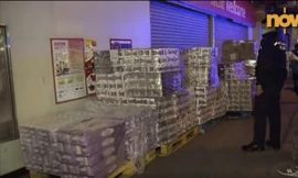 50 bịch giấy vệ sinh bị đánh cắp. Ảnh: Now TV