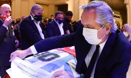 Tổng thống Argentina Alberto Fernandez viếng sao bóng đá Maradona. Ảnh: Reuters