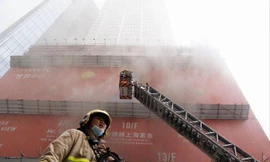 Hồng Kông: Cháy toà nhà 38 tầng, 300 người mắc kẹt trên sân thượng