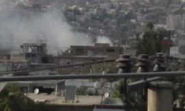 Khói bốc lên từ hiện trường vụ nổ ở Kabul. Ảnh: RT