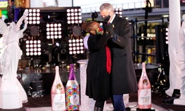 Ông Bill de Blasio khiêu vũ cùng vợ trên Quảng trường Thời đại. Ảnh: Reuters