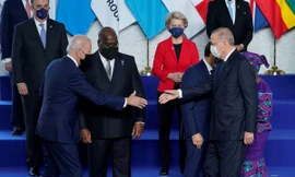 Tổng thống Mỹ Biden và Tổng thống Thổ Nhĩ Kỳ Erdogan bắt tay nhau khi chụp ảnh nhóm ngày 30/10 tại Hội nghị G20 ở Roma (Ý). Ảnh: Reuters