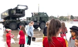 Dùng pháo phản lực HIMARS bắn kẹo trong lễ Halloween