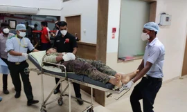 Một binh sĩ Ấn Độ được đưa đi cấp cứu sau khi bị phiến quân phục kích. Ảnh: AP