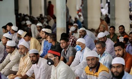 Người cầu nguyện ở Bangladesh. Ảnh: Reuters