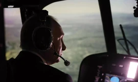 Tổng thống Nga Putin ngồi thử buồng lái máy bay ném bom chiến lược Tu-160M