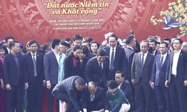 Chủ tịch nước Nguyễn Xuân Phúc thả cá chép tiễn ông Công, ông Táo 