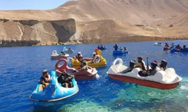 Chiến binh Taliban ôm súng đi đạp vịt ở 'thiên đường du lịch' của Afghanistan